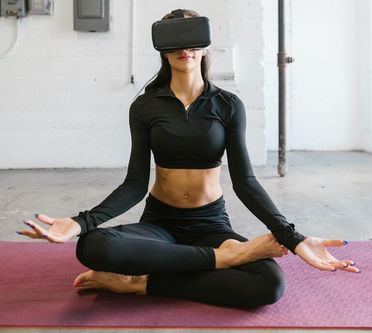 Frau mit VR-Headset macht Yoga