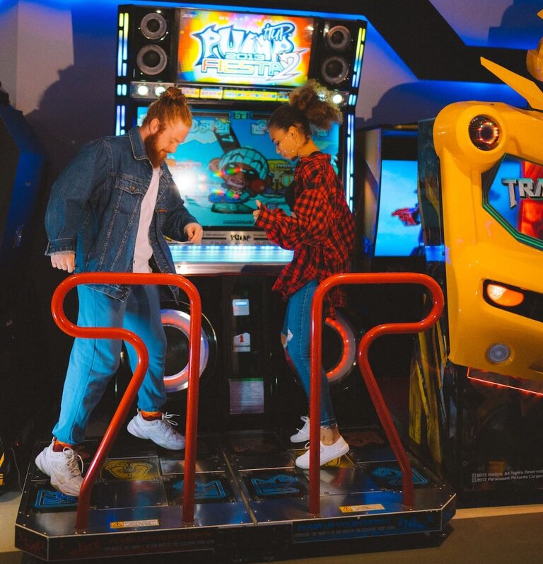 Zwei-Personen-auf-einer-Tanzplattform Zwei Personen auf einer Tanzplattform